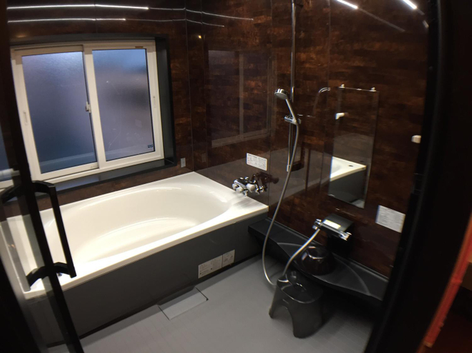 Bathroom 3, Little Barrel, Otaru