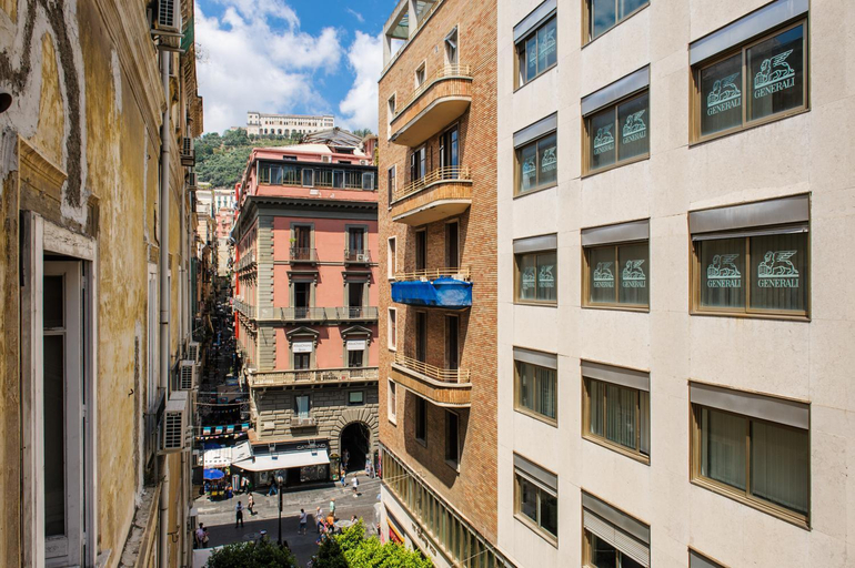 Others 2, Toledo Stay OK, Napoli