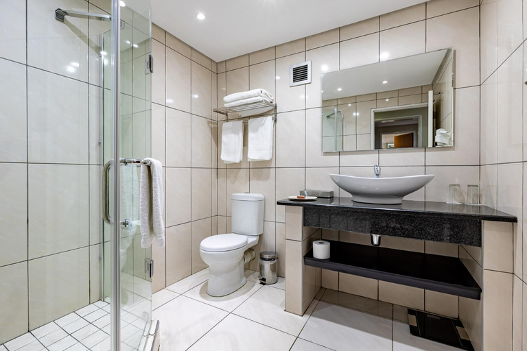 Bathroom 4, African Sky Newcastle Inn, Amajuba