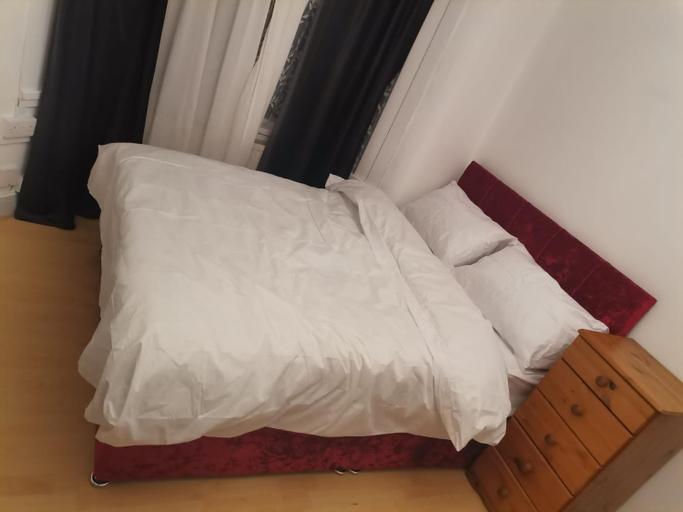 Others 5, Double Room near London Seven Kings Train Station, London