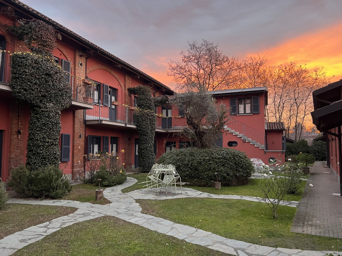 Exterior & Views 21