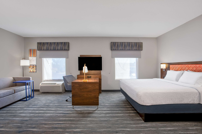 Bedroom 3, Hampton Inn & Suites Muncie, Delaware