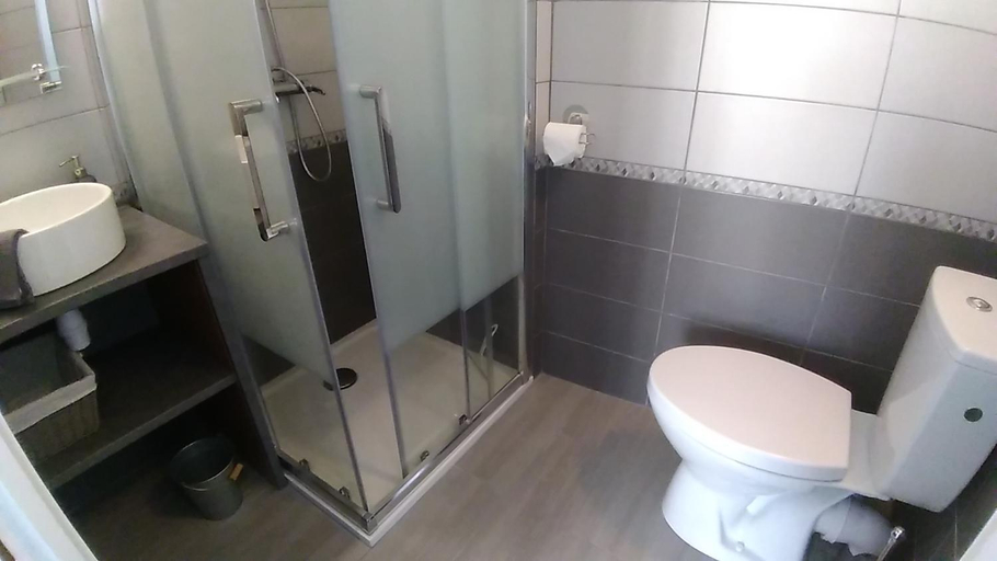 Bathroom 2, La Charretterie, Calvados