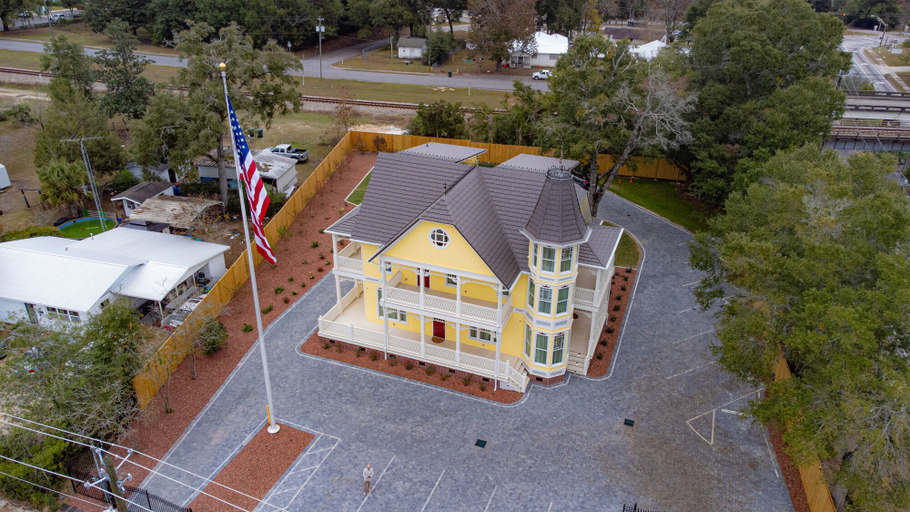 Exterior & Views