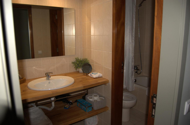 Bathroom 4, Flats 323 apartments, Porto