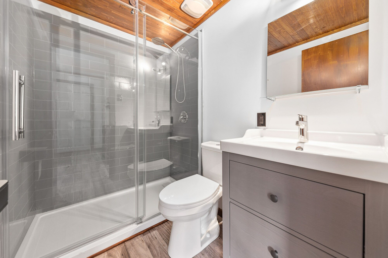 Bathroom, Motel Rivière-Rouge, Antoine-Labelle
