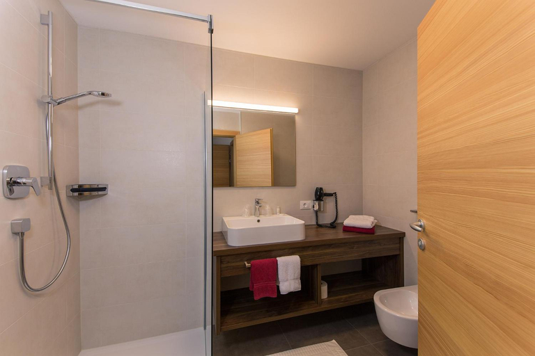 Bathroom 3, Apparthotel Marteshof, Bolzano