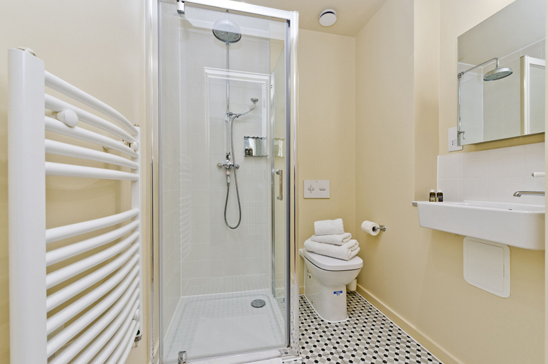 Bathroom 4, Spacious Studio Suite Near Regents Park, London