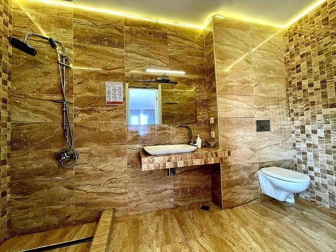 Bathroom 3, Del Mar, Ozurgeti