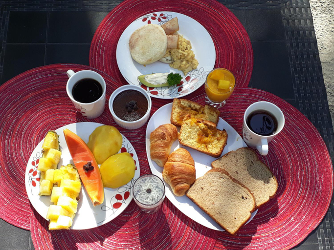 Others 3, Bed & Breakfast T.T, Antón