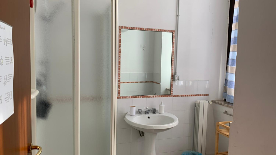 Bathroom 1, Casa di Chiara, Crotone