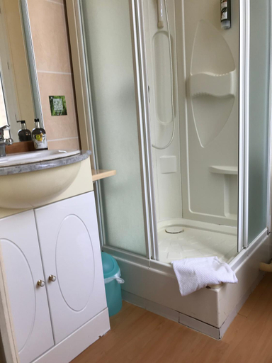 Bathroom 3, Hôtel de Paris - Restaurant Bistronomy, Eure