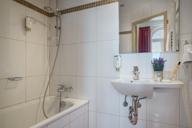 Bathroom 4, Garner Hotel Hamburg - Graf Moltke, Hamburg