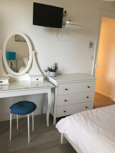 Bedroom 2, Le Jardin Darcy Liberte Hyper centre gare-ville parking public payant dans la rue, Côte-d'Or