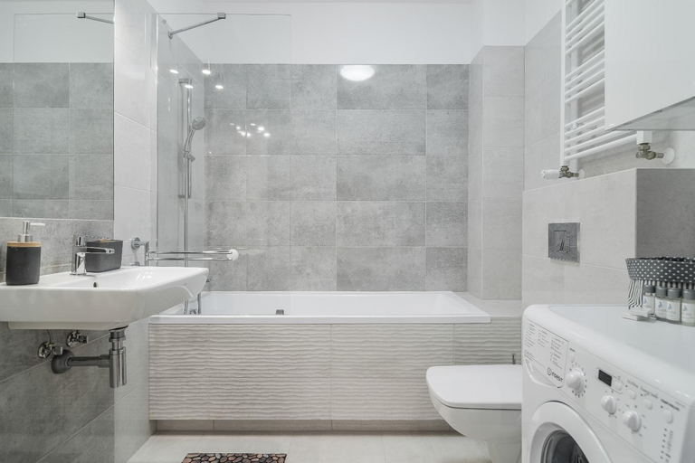 Bathroom 2, Exclusive Apartments Teczowa with underground PARKING by Noclegi Renters, Środa Śląska