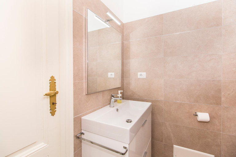 Bathroom 4, Golden Eagle, Torino