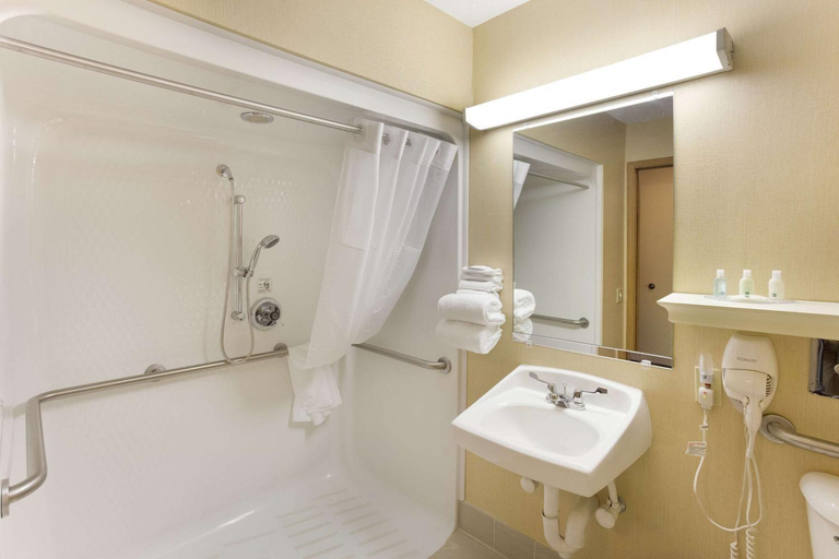 Bathroom 3, Quality Inn Athens, Athens