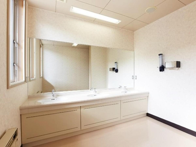 Bathroom 2, Kurplaza Pirika, Imakane