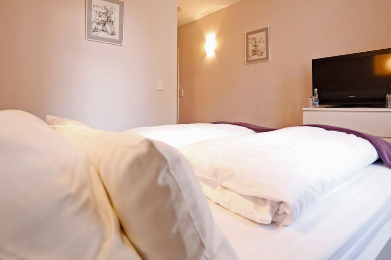 Bedroom 3, WEINreich, Gastezimmer & Weinstube, Bad Dürkheim