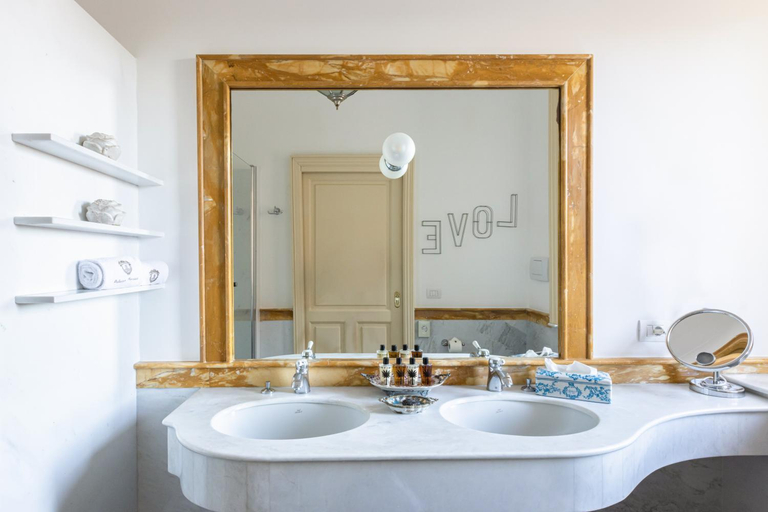 Bathroom 4, Palazzo Marziale, Napoli