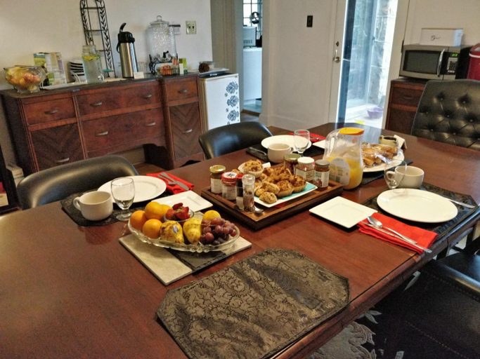 Food & Drinks 2, Maurrocks - A Pocono Mountains B&B, Monroe