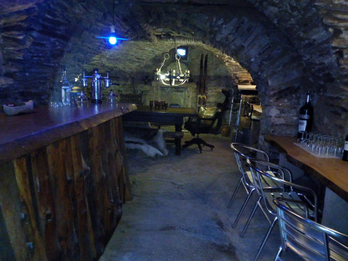 Others 2, The Tavern, Aveyron