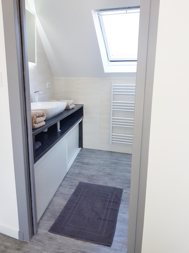 Bathroom 3, Logement entier Saint Malo vue mer, proche FERRY, commerces et plage Solidor 50 m, Ille-et-Vilaine