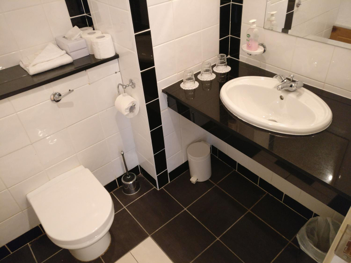 Bathroom 4, Ceann Sibeal Hotel