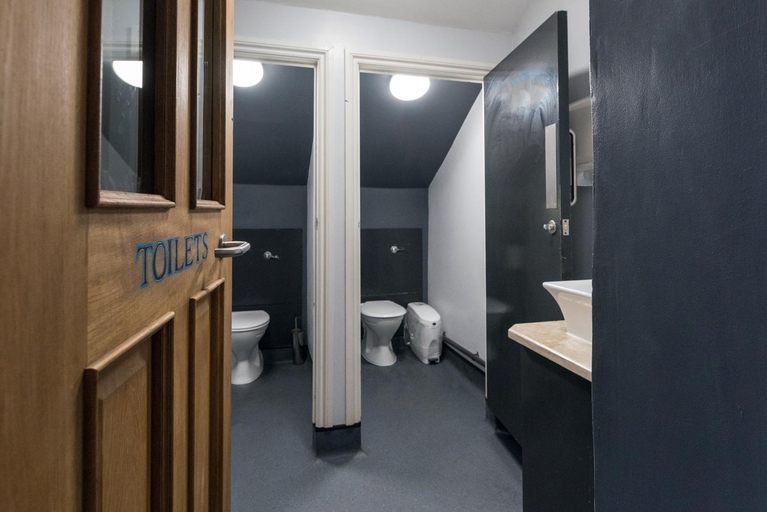 Bathroom 1, The Full Moon Backpackers, Bristol