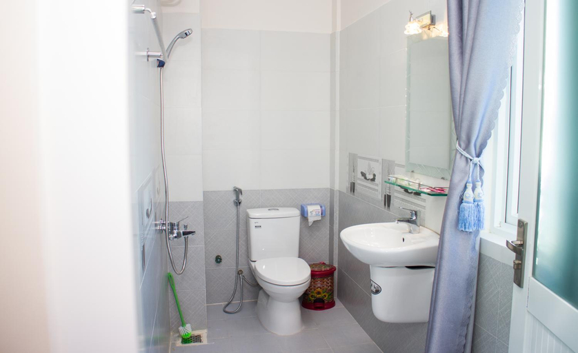 Bathroom, Nguyen Phuoc Hotel, Pleiku
