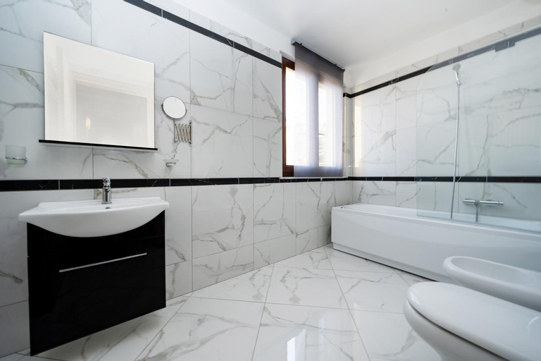Bathroom 12