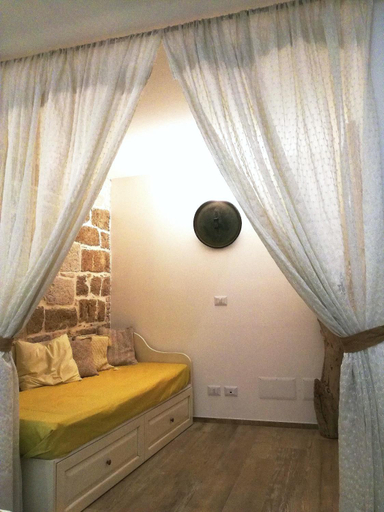 Others 3, Oltre le mura b&b, Bari