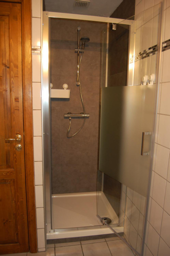 Bathroom 10