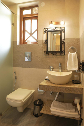 Bathroom 2, The Mandeville, Kolkata