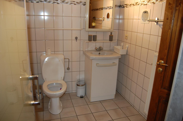 Bathroom 11