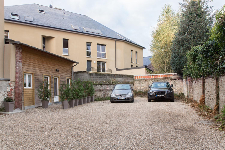 Exterior 4