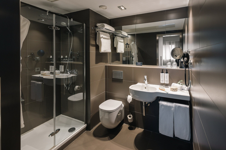 Bathroom 4, voco Madrid Retiro by IHG, Madrid