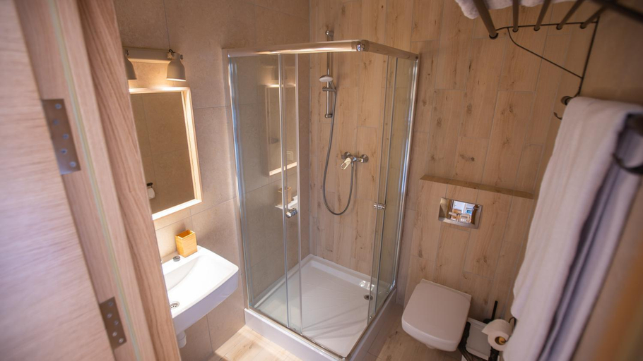 Bathroom 3, Fazenda na Goncharakh, Pustomytivs'kyi