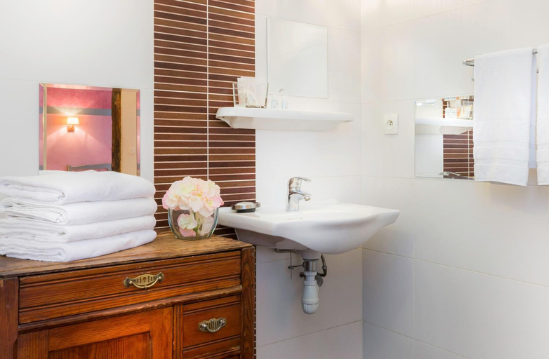 Bathroom 4, Hotel Jeanne d'Arc Le Marais, Paris