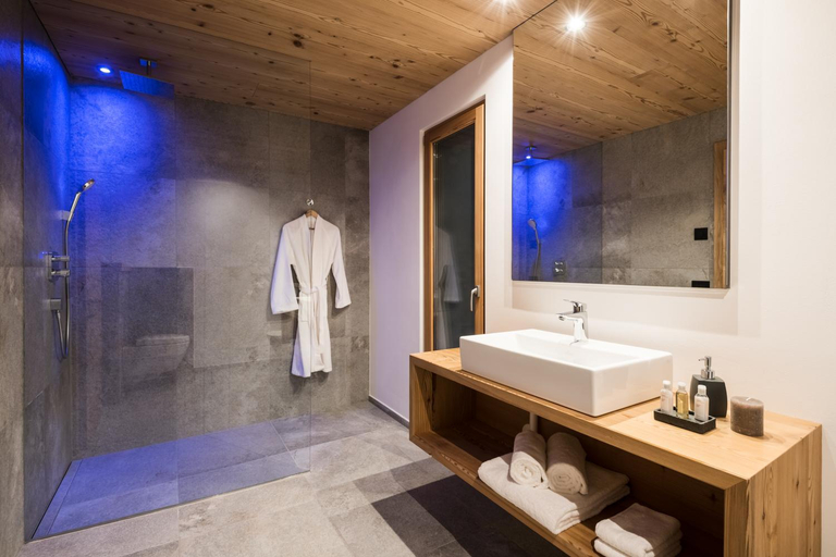 Bathroom 4, Les Dolomites Mountain Lodges, Bolzano