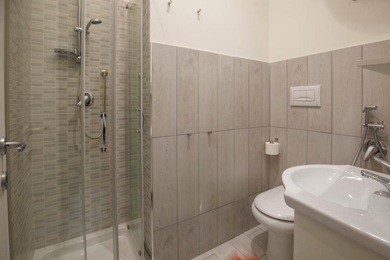 Bathroom 2, Il Porto, Napoli