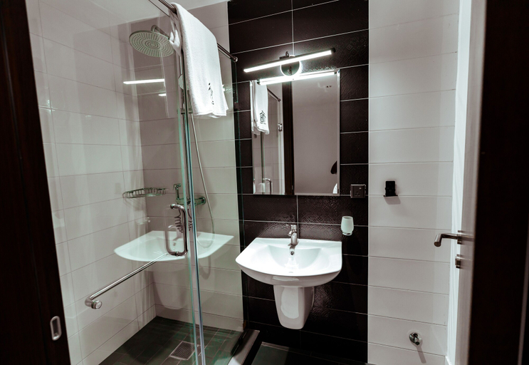 Bathroom 3, Veronique Heights, Kumasi