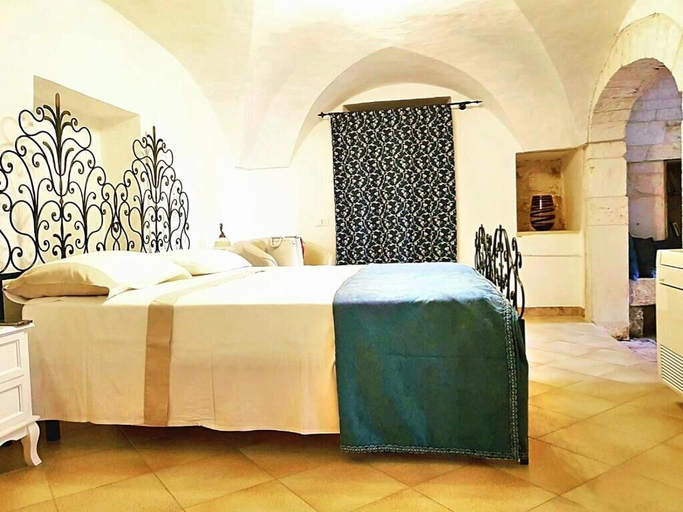 Bedroom 4, Palazzo Rodio, Brindisi