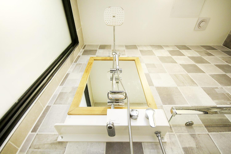Bathroom 4, No.1 New Yorker Hotel, Jinju