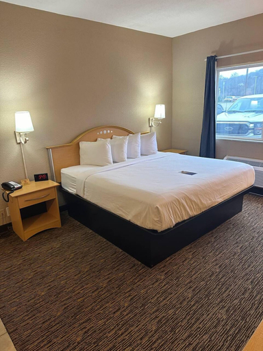 Bedroom 4, Express Inn and Suites, Dearborn