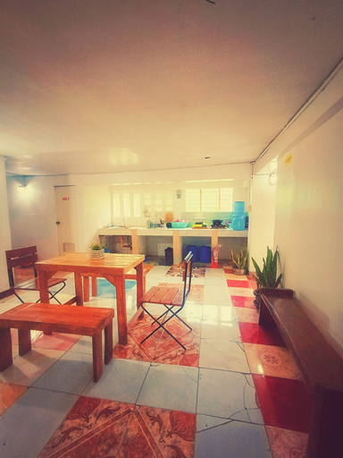 Shared kitchen, San Juanico Travellers Inn - RedDoorz, Tacloban City