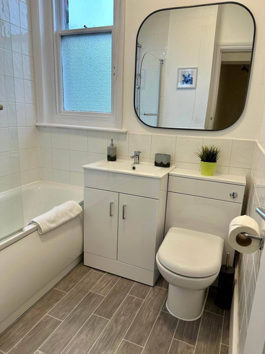 Bathroom, 2 Bedroom House in Central Winchester, Hampshire