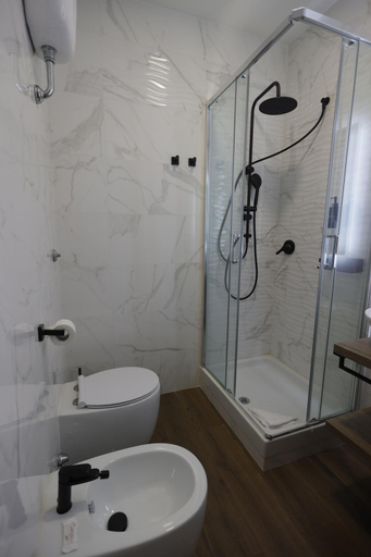 Bathroom 3, A Picture of Rome, Roma