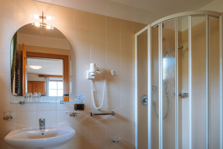 Bathroom, Ütia de Börz Mountain Lodge, Bolzano