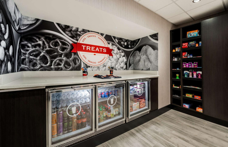 Food & Drinks 5, Hampton Inn & Suites Wixom, Oakland
